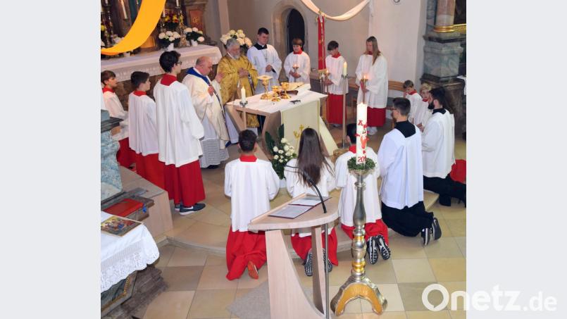 In festlicher Atmosphäre feierte Hauptzelebrant Andreas Thiermeyer, gemeinsam mit dem Ortspfarrer Markus Priwratzky den Jubiläumsgottesdienst in der Pfarrkirche St.Vitus Bild: no