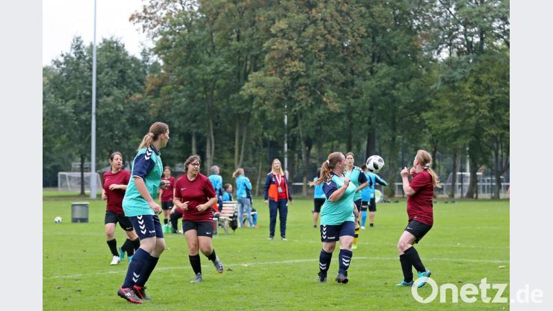Das Damenteam &quot;Fußballweiber&quot; des HPZ (in Rot) will für den Damenfußball für Menschen mit Behinderung werben. Bild: fz