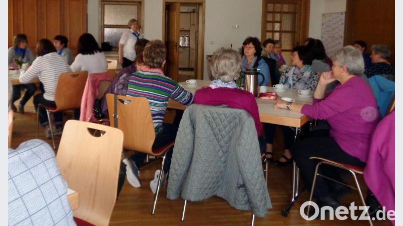 Viele Frauen folgten der Einladung des Katholischen Frauenbundes zur Muttertagsfeier. In geselliger Runde, bei Kaffee und Kuchen, verbrachten sie ein paar unterhaltsame Stunden. Bild: lep