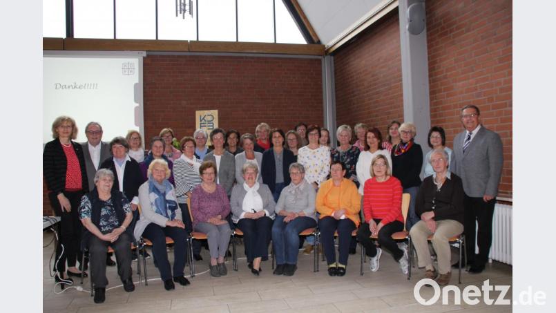 Stellvertretender Landrat Hans Kummert (Zweiter von links) und Bürgermeister Martin Preuß (rechts) überreichten als Dank und Wertschätzung für ehrenamtliches Engagement an 38 Frauenbundfrauen die Ehrenamtskarten der Stadt und des Landkreises. Die Vizepräsidentin des Bundesverbandes, Marianne Bäumler (hinten links), und Bezirksvorsitzende Irene Zeller (vorne links) gratulierten den Frauen aus allen zwölf Zweigvereinen. Bild: ads
