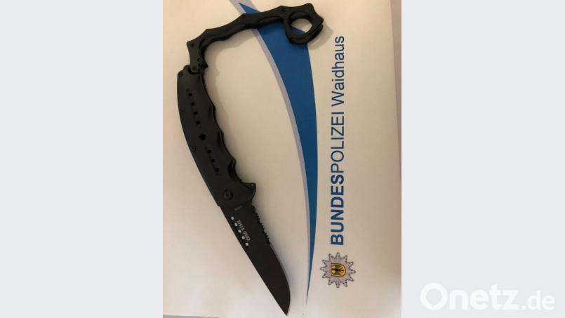 Der vermeintliche Schlagring entpuppt sich als Springmesser. Bild: Bundespolizei Waidhaus/exb