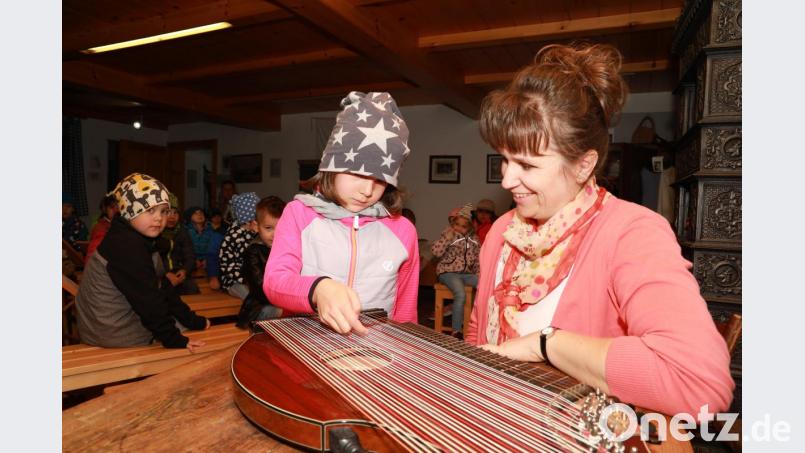 Heidi Banzer erklärte den Kindergartenkindern, wie eine Zither funktioniert und gespielt wird. Bild: njn