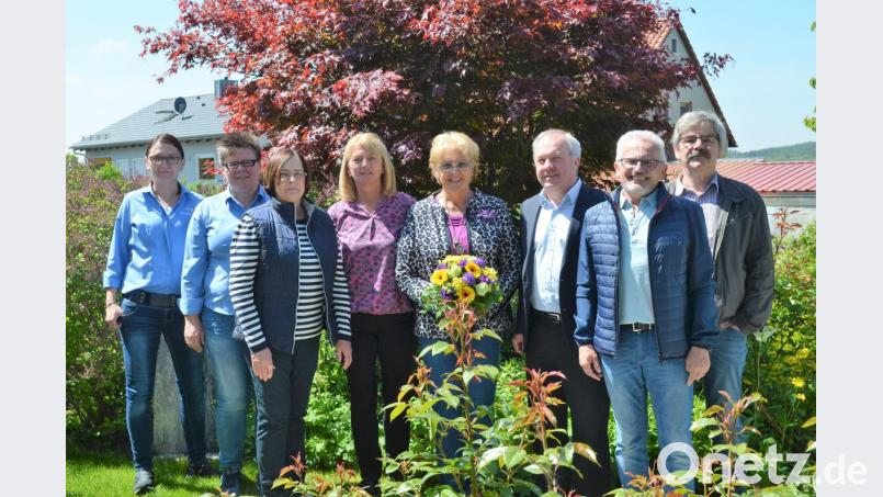 Gerda Scholz (vierte von rechts) freut sich über die Glückwünsche zu ihrem 70. Geburtstag. Bild: fz