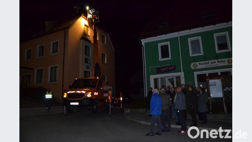 Über die verschiedenen Varianten der neuen LED-Kirchenanstrahlung informierte das Bayernwerk die Gemeinderäte in den Abendstunden. Bild: gi