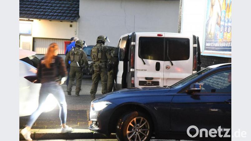 Polizeibeamte auf dem Weg zu einer Hausdurchsuchung in Essen. Foto: Stephan Witte/KDF-TV &amp; Picture 2019 Bild: Stephan Witte