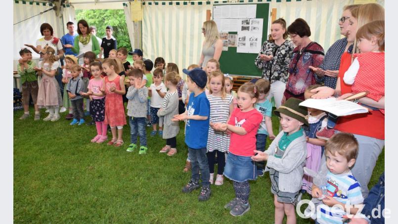 Die Mädchen und Buben der Kindertagesstätte St. Vitus bereicherten mit ihrem Auftritt das Pfarrfest im Anschluss an den Festgottesdienst Bild: no