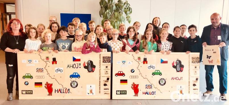 Schulleiter Günther Paul (rechts) und Lehrerin Dana Pflaum (links) freuen sich über das gelungene Projekt. Eine Kunsttafel wird in der tschechischen Partnerschule aufgehängt, die andere bleibt in Weiherhammer. Bild: cr
