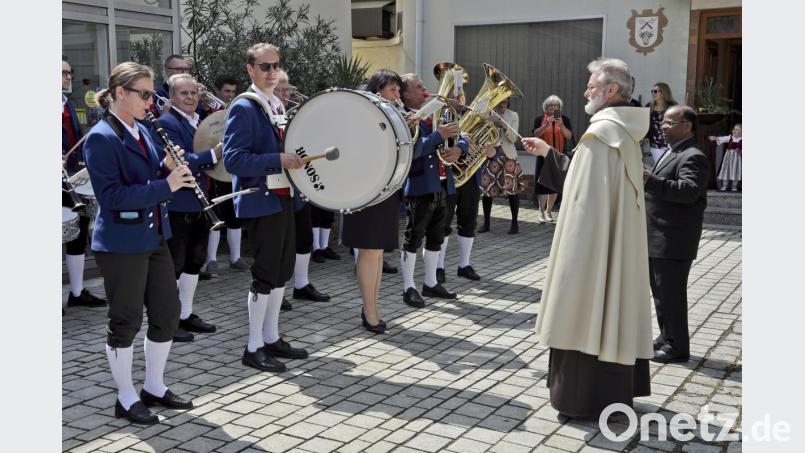 Der Musikverein Freudenberg gratulierte dem Jubilar (Zweiter von rechts) mit einem Standkonzert. Rechts im Bild Pfarrer Moses Gudapati. Bild: gri