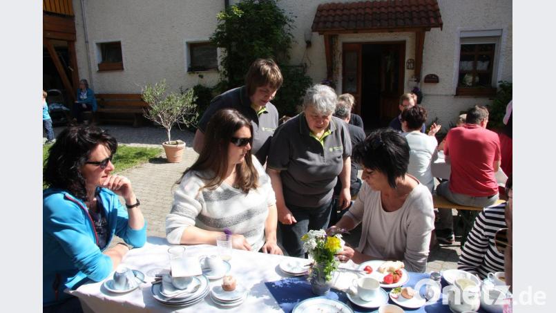 Beim Servieren und Abräumen halfen auch die Landfrauen, Claudia Tretter und Elfriede Stock (hinten von links). Bild: wro