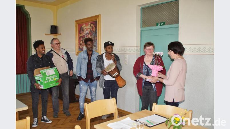 Gertraud Nickl aus Eslarn (Zweite von rechts) informierte beim Seniorenkreis über ihre Arbeit mit Flüchtlingen aus Afrika. Bild: mmj