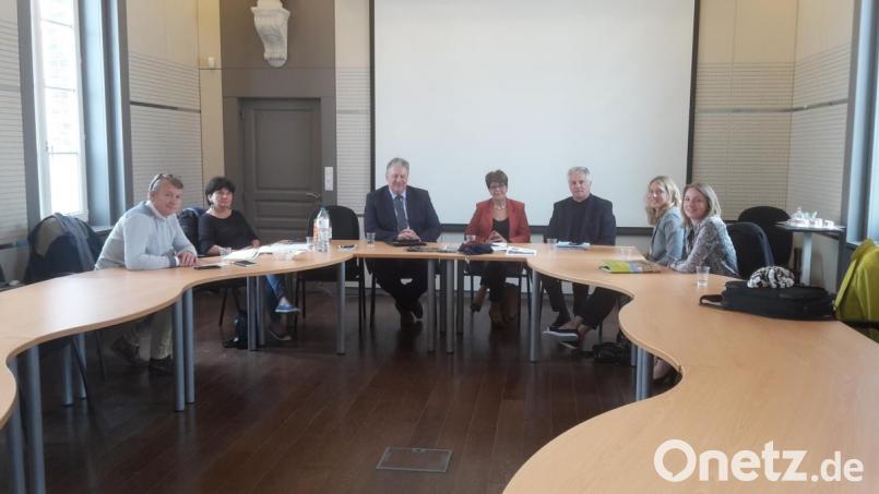Landrat Richard Reisinger und die Leiterinnen der AG Partnerschaften, hier mit Regina Wolfohr und Claudia Mai (von rechts) nutzten die Delegationsreise, um mit dem neuen Vorsitzenden des Comitée de Jumelage Daniel Morin und Bürgermeistern der Region (hier Claudette Férey, Bürgermeisterin von Hanches mit Vertretern ihrer Gemeinde) über die Zukunft der Partnerschaft zu sprechen und neue Projekte anzustoßen. Bild: Hollederer, Christine