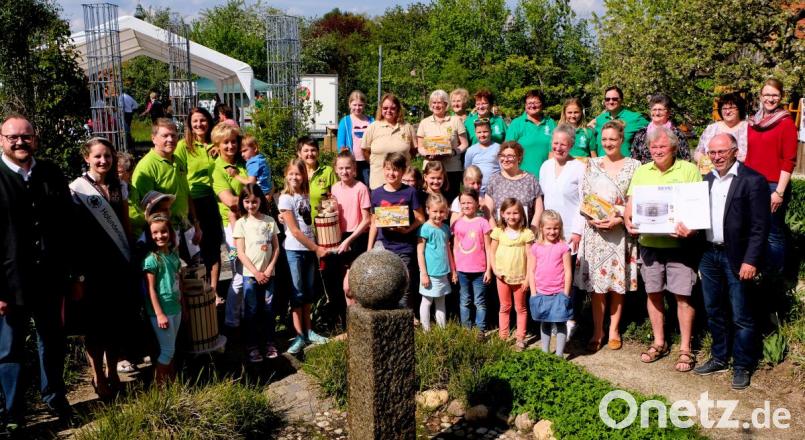 Die Preissieger mit Landrat Andreas Meier (stehend links) und Kreisvorsitzendem Albert Nickl (stehend rechts) freuen sich unter weiß-blauem Himmel. Bild: le