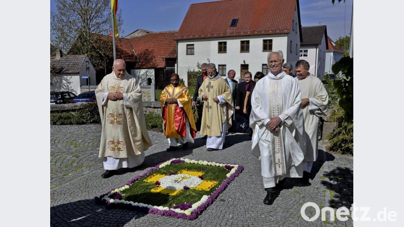 Der Obst- und Gartenbauverein hatte vor der Kirche einen Blumenteppich für Robert Schmidbauer gelegt. Bild: gri