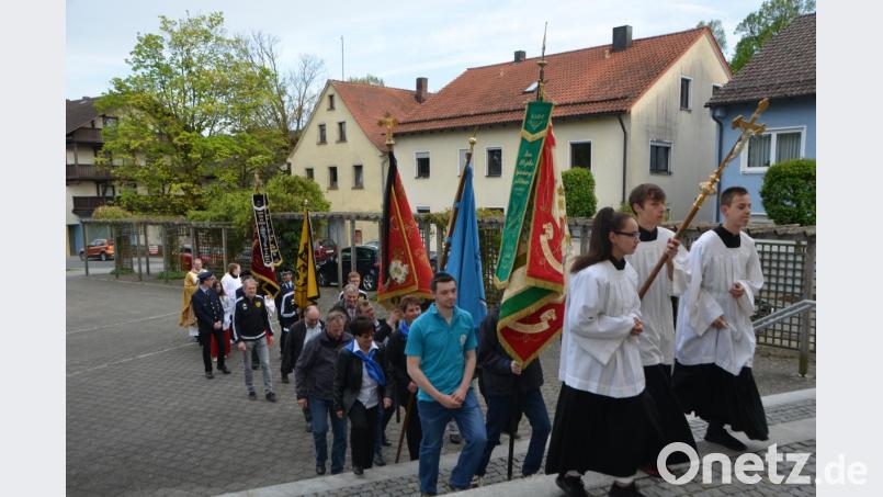 Für die Waldauer ist das Patrozinium ihrer Benefiziumskirche immer ein kleiner Festtag. Mit einem Einzug leiteten die Vereinsabordnungen mit dem Altardienst den Patronatstag ein. Bild: dob