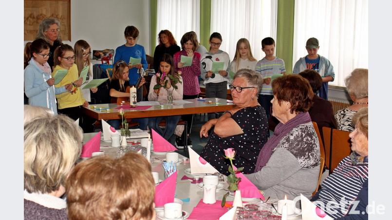 Senioren und Firmkinder treffen sich, singen gemeinsam und spielen nach dem Kaffeetrinken „Mensch ärgere dich nicht&quot;. Bild: R. Kreuzer