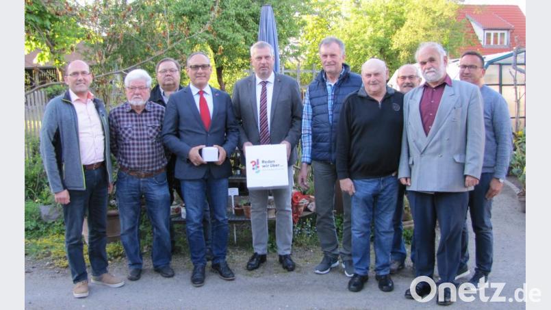 Zu einer Diskussionsrunde mit dem Europaabgeordnetem Ismail Ertug (Vierter von links) hatte das DGB-Ortskartell Hirschau/Schnaittenbach unter dem Motto „Reden wir über Europa“ eingeladen. Ein kurzer Besuch des Schnaittenbacher Kräutergartens beendete die Veranstaltung. Bild: bij