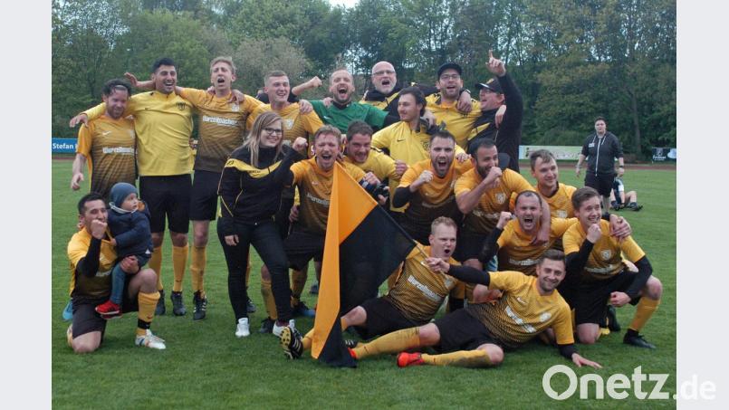Die DJK Seugast bejubelt den Aufstieg in die Kreisklasse. Bild: otr