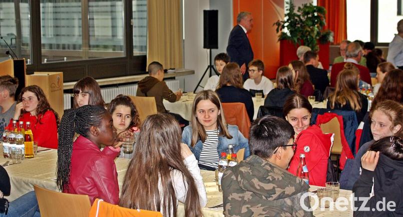 Oberbürgermeister Kurt Seggewiß empfängt zum 40-jährigen Jubiläum die deutschen und französischen Schüler von &quot;Kepler&quot; und &quot;Elly&quot;. Bild: R. Kreuzer