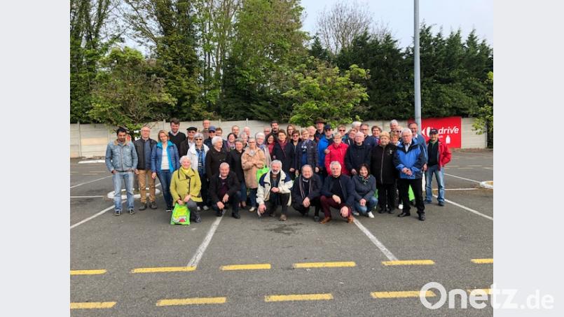 Die 30-köpfige Reisegruppe um Reiseleiter Manfred Lehner in Frankreich. Bild: Hollederer, Christine