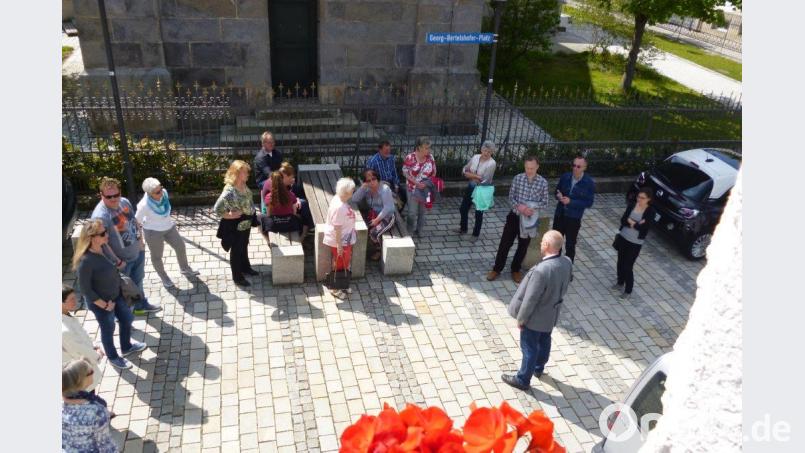 Die Stadtführung führte schnurstracks in die Alte Propstei, in der sich eine Brennereiführung anschloss. Bild: njn