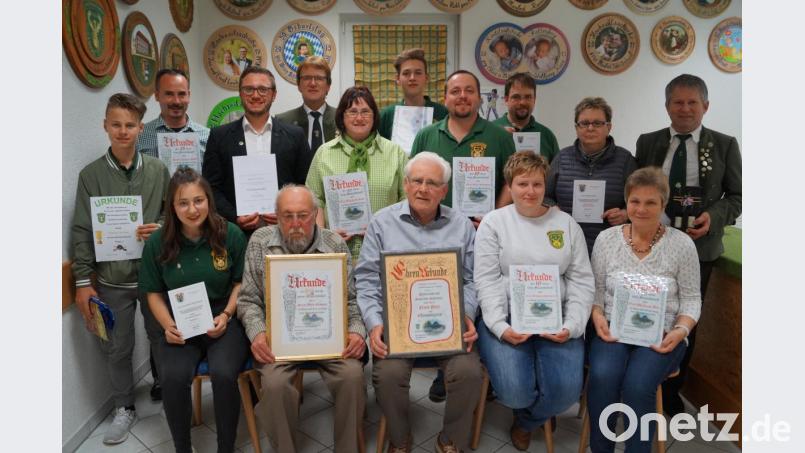 Einen großen Ehrenreigen gibt es beim Schützenverein &quot;Hubertus&quot;. Ernst Robl (vorne, Mitte) ist neues Ehrenmitglied. Bereits seit 60 Jahren hält Willy Römisch (vorne, Zweiter von links) den Schützen die Treue. Bild: du