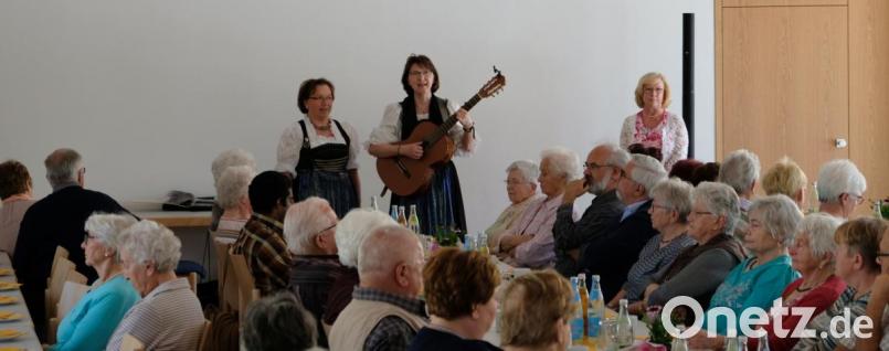Ihre erste Veranstaltung organisierte die neue Seniorenbeauftragte Gabriele Beck (rechts stehend) und hatte damit zusammen mit den Geschwistern Winterer einen durchschlagenden Erfolg. Bild: mab