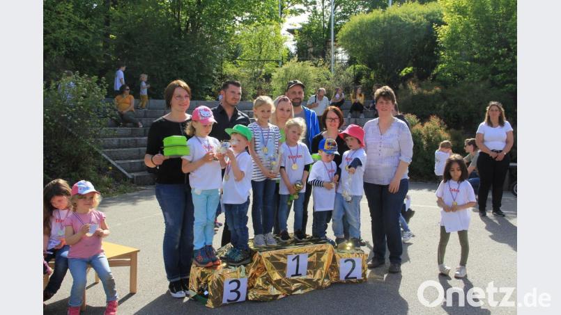 Petra Prölß (rechts) vom Amt für Ernährung, Landwirtschaft und Forsten zeichnete die fittesten Familien aus. Auf dem Bild die Familien Nicole Sirtl (Platz 1), Andreas Härtl (Platz 2) und Rita Härtl (Platz 3). Bild: njn
