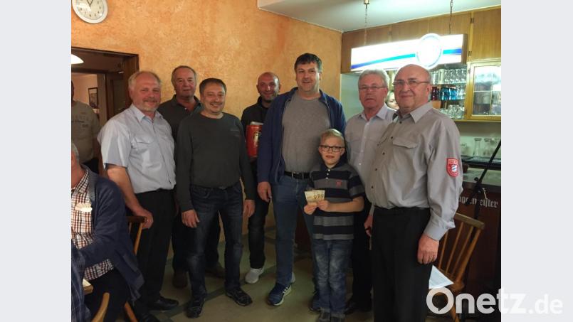 Den ersten Preis des Preisschafkopfes der Feuerwehr Etzgersrieth holte Stefan Forster (Dritter von rechts). Den Gewinnern des gratulierten Spielleiter Heinrich Ring und Vorsitzender Rudolf Mitlmeier (von rechts) sowie zweiter Vorsitzender Fritz Steinhilber (links). Max Mitlmeier zog die Gewinner bei der zusätzlichen Verlosung. Bild: gi