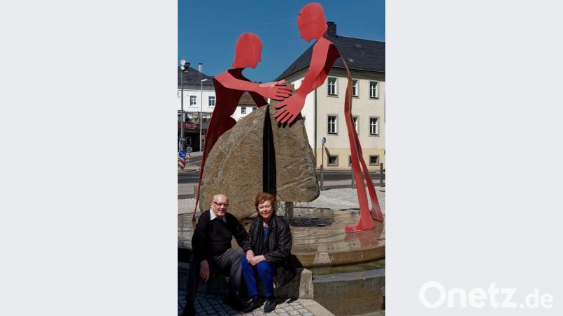Vor allem mit der Kunst am Bau haben sich Horst und Bärbel Kießling einen Namen gemacht. Hier posieren sie für die Kamera vor dem Werk: „Gemeinsam sind wir stark“ in Marktredwitz. Bild: tr
