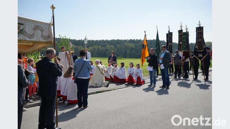 Die Pfarrangehörigen versammelten sich zur großen Flurprozession in Högling. An vier Altären wurde gebetet. Bild: nib