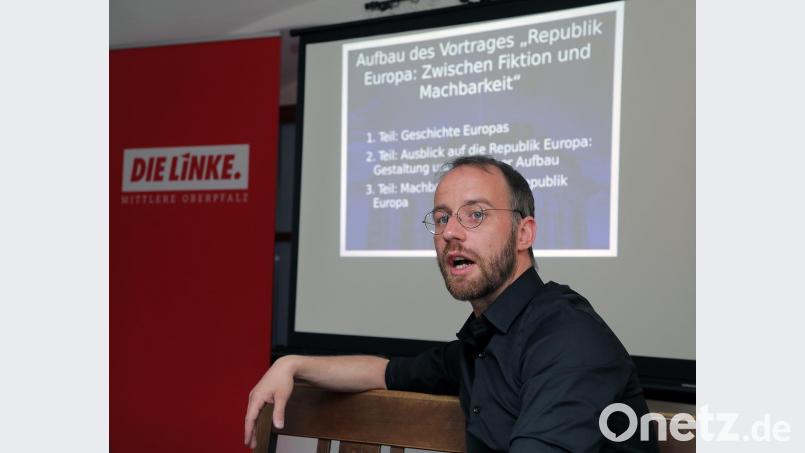 Referent Björn Reichel ist Mitarbeiter der Europa-Abgeordneten Cornelia Ernst. Auf Einladung der Partei Die Linke referierte er in Amberg. Bild: Wolfgang Steinbacher