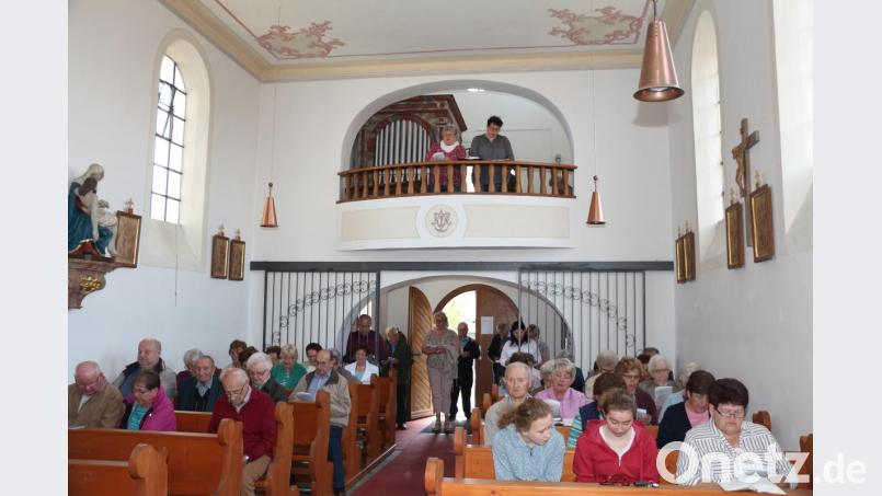 Marga Kukla und Andrea Zeitler gestalten den Gottesdienst mit Wortbeiträgen. Bild: rpp
