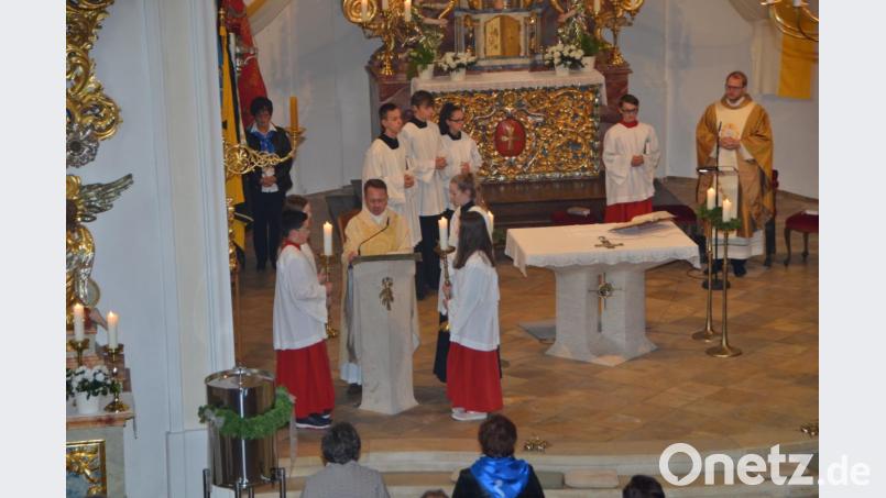Für die Waldauer ist das Patrozinium ihrer Benefiziumskirche immer ein kleiner Festtag. Dekan Alexander Hösl trug das Evangelium vor. Bild: dob