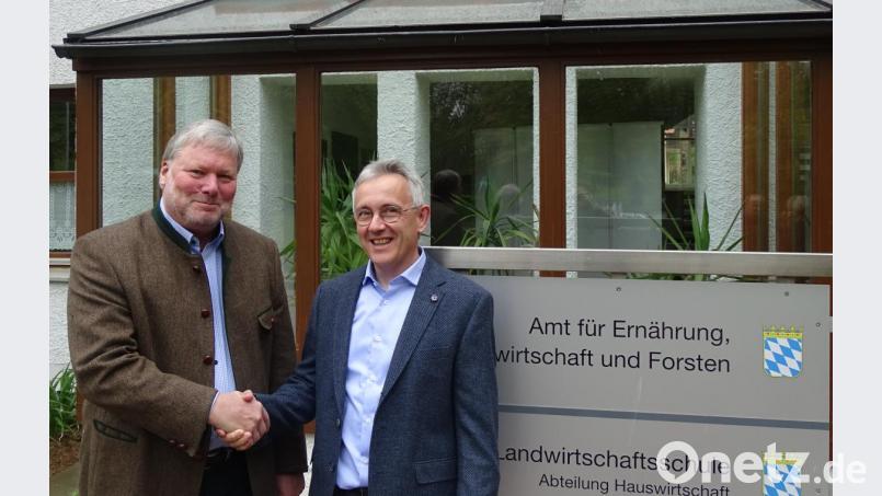 Engelbert Hollweck (rechts) und Wolfhard-Rüdiger Wicht. Bild: Matthias Feierler, AELF Amberg