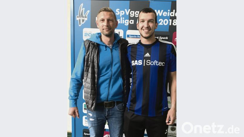 Der Trainer der SpVgg SV Weiden, Andreas Scheler (links) freut sich über Neuzugang Dominik Mandula, der ab nächster Saison für den Landesligisten spielt. Bild: exb