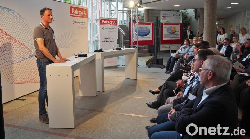 Business Talk 2019 der Arbeitsagentur Weiden: Jürgen Krisch, Abteilungsleiter E-Commerce IT von der Witt-Gruppe, hält das Impulsreferat. Bild: Bühner