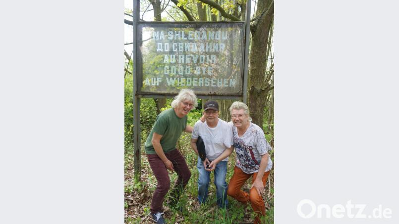 Joachim Ernst, Jürgen Seifert und Peter Pietruschinski (von links) an einem Denkmal an der Grenze bei Cheb. Bild: Reinhold Balk