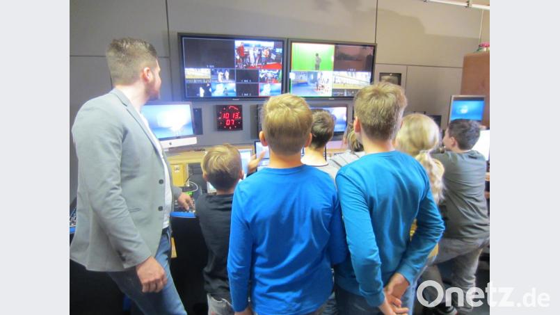 Die Schirmitzer Viertklässler besuchten das OTV-Studio in Amberg. Bild: exb