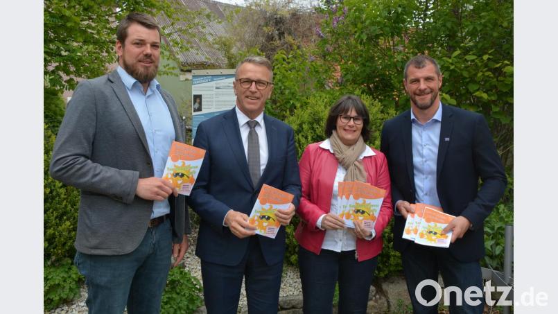 Tourist-Info-Leiter Ludwig Bundscherer, Bürgermeister Franz Stahl, Petra Römer und Sport- und Jugendbeauftragter Huberth Rosner (von links) stellten das diesjährige Tirschenreuther Ferienprogramm vor. Bild: jr