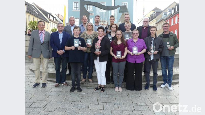 Mit 137 bis 199 Holz beendeten die besten Eschenbacher Kegler die Stadtmeisterschaft.- Das Ergebnis der besten Jugendlichen lag zwischen 102 und 184 Holz. Es gratulierten (von links) KSV-Vorsitzender Harald Drobig, Stadtverbandsvorsitzender Dieter Kies, dritter Bürgermeister Klaus Lehl und (obere Reihe von rechts) Schirmherr Matthias Haberberger und 2. KSV-Vorsitzender Thomas Riedl. Bild: rn