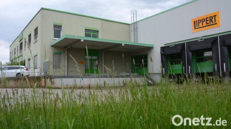 Die Firma Lippert möchte das ehemalige VBH-Gebäude in der Eschenbacher Straße in Pressath, das dem Unternehmen derzeit noch als Lagerstätte dient, verkaufen. Denn der Umzug nach Eschenbach steht an. Bild: Gabi Schönberger