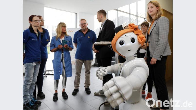 Bei der dritten Roadshow zur Digitalisierung im Siemens-Gerätewerk waren erstmals externe Experten dabei. Hier präsentiert die OTH ihren humanoiden Roboter Pepper, der das Publikum mit dem Spruch „viel Spaß beim Entdecken“ begrüßte. Pepper mit der je nach Emotion wechselnden Augenfarbe könnte bei Siemens etwa als Kommunikationswegweiser am Empfang Verwendung finden, sagt OTH-Professor Dominikus Heckmann. „Aber für die Produktion fehlt ihr die Kraft.“ In Kinderbetreuung und Altenpflege hat Pepper „schon super eingeschlagen“. Bild: Wolfgang Steinbacher