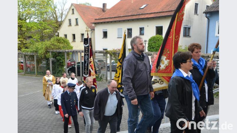 Für die Waldauer ist das Patrozinium ihrer Benefiziumskirche immer ein kleiner Festtag. Mit einem Einzug leiteten die Vereinsabordnungen mit dem Altardienst den Patronatstag ein. Bild: dob