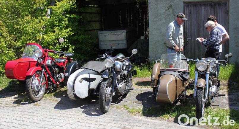 Diese drei Gespanne vertraten u.a. die Oldiefraktion. Das rote Fahrzeug links im Bild ist eine dänische Nimbus mit Vierzylindermotor. Bild: mfh