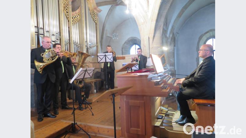 Josef Neubauer, René Pascal Bauer, Patrick Oroudji, Jonas Bäumler, Johannes Kellermann und Walther Thurn (von links) spielten sich in die Herzen der Zuhörer beim Kirchenkonzert in der Kemnather Stadtpfarrkirche. Bild: jzk