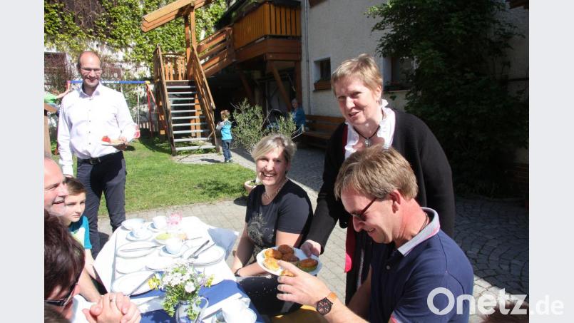 Kreisbäuerin Irmgard Zintl und Bauernverbands-Kreisobmann Ely Eibisch ließen es sich nicht nehmen, bei der Arbeit mitzuhelfen. Bild: wro