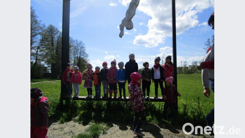 Das Kinderhaus „Kunterbunt“ veranstalte zum Jahresthema „Gesund und fit im Kinder-Alltag“ ein besonderes Familienpicknick mit Erlebnistour im Fischhofpark. Bild: Stadt Tirschenreuth