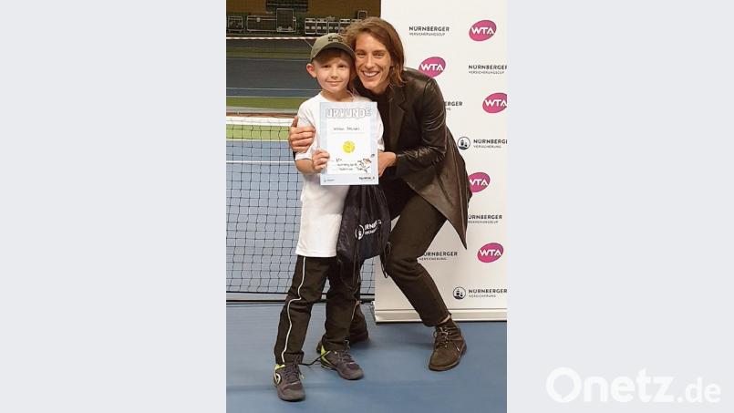Die deutsche Spitzenspielerin Andrea Petkovic gratulierte dem Neunkirchener Tennis-Talent Kilian Meister zu dessen zweiten Platz. Bild: lst Bild: lst
