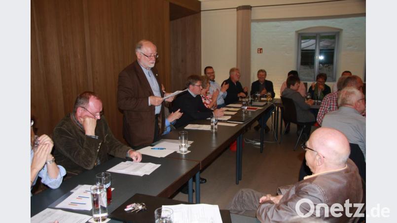 Die Jahreshauptversammlung leitete Vorsitzender und Bürgermeister Herbert Bauer (stehend). Bild: wro