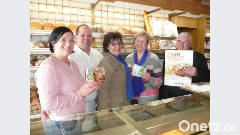 Pfarrer Eugen Wismeth, Theresia Schwender und Monika Bösl (von rechts) holten die Spendenbox bei Felicitas und Sebastian Wellnhofer (von links) ab. Bild: amö